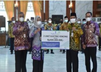 Paman Birin Serahkan Electric Fencing CSR Bank Kalsel kepada Disbunnak