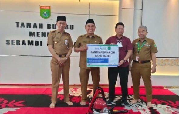 Bupati Tanbu HM Zairullah, menerima simbolis bantuan CSR dari Kepala Kantor Cabang Pembantu (KCP) Gunung Tinggi, Budi Rahman. (Foto : Humas Pemkab Tanbu)