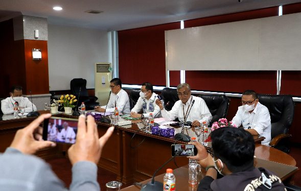 Direktur Utama Bank Kalsel Hanawijaya didampingi jajaran Direksi Bank Kalsel saat Konferensi pers terkait Skimming. (foto : Humas Bank Kalsel)