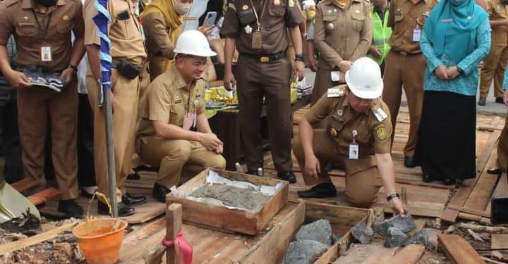 Walikota Banjarmasin H Ibnu Sina saat peletakkan batu pertama pembangunan rumah kemasan UMKM. (foto : Humas Pemko Banjarmasin)