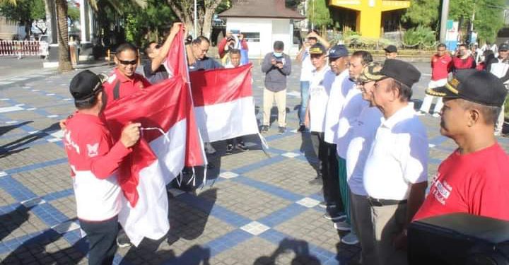 Wakil Walikota Banjarmasin H Arifin Noor saat membagikan Bendera Merah Putih kepada perwakilan tokoh masyarakat di halaman Balaikota Banjarmasin. (foto : Humas Pemko Banjarmasin)