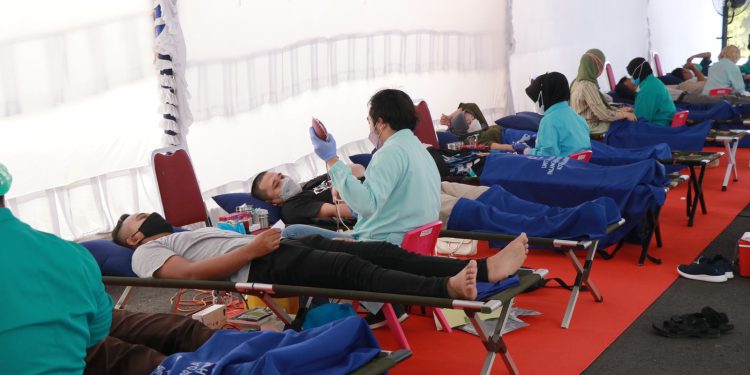 Kegiatan donor darah di halaman kantor BI Kalsel. (Foto : Humas BI)