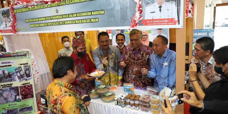 Dirut Bank Kalsel Hanawijaya saat hadir dalam BUMDes Expo di Atrium Duta Mall. (Foto : Humas Bank Kalsel)