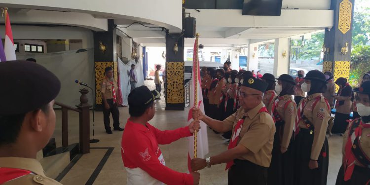 Ketua Kwarcab Pramuka Banjarmasin H Arifin Noor saat pelepasan kontingen Pramuka Banjarmasin untuk mengikuti Jamnas Cibubur, Jakarta. (foto : shn)