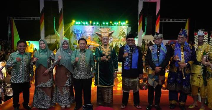 Walikota Banjarmasin H Ibnu Sina dan Wakil Walikota Banjarmasin H Arifin Noor menggunakan pakaian adat Banjar Ikut memeriahkan Pawai Budaya Nusantara saat acara penutupan Apeksi XV di Padang. (foto : Humas Pemko Banjarmasin)