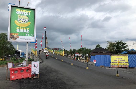 Pengguna jalan saat melintas di Jembatan Sulawesi I, yang plat injaknya sudah diperbaiki. (foto : shn)