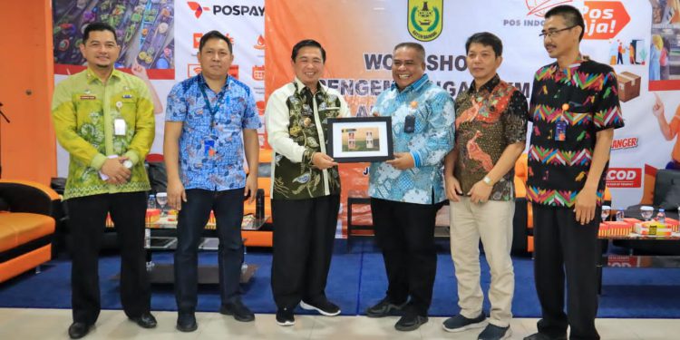 Walikota Banjarmasin H Ibnu Sina terima kenang-kenangan dari PT Pos Indonesia Banjarmasin usai kegiatan workshop. (foto : shn)