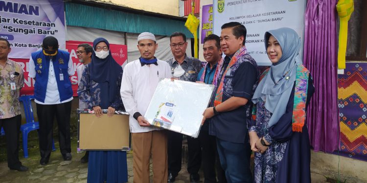 Walikota dan Wakil Walikota Banjarmasin H Ibnu Sina - H Arifin Noor saat launching program di Kelurahan Sungai Baru. (foto : shn)