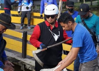Usai Gowes, Walikota Banjarmasin Ikut Bersihkan Sungai Bersama Warga