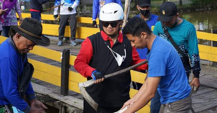 Walikota Banjarmasin H Ibnu Sina bersama warga saat membersihkan Sungai Teluk Dalam. (foto : Humas Pemko Banjarmasin)