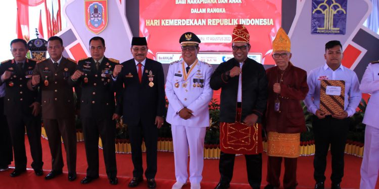 Foto bersama di sela penyerahan remisi. (foto : Humas Kemenkunham Kalsel)