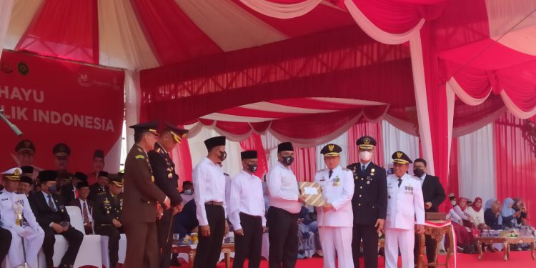 Tiga perwakilan Napi saat menerima berkas remisi di sela upacara peringatan HUT RI di Balaikota Banjarmasin. (foto : shn)