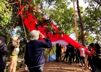 Tingkatkan Kesadaran Pemilih, KPU Kalsel Ajak Anak Muda Gelar Upacara HUT RI di Puncak Bandangan