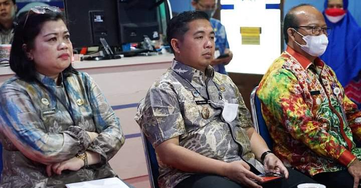 Walikota Banjarmasin H Ibnu Sina saat mengikuti rapat kerja nasional pengendalian inflasi. (foto : Humas Pemko Banjarmasin)