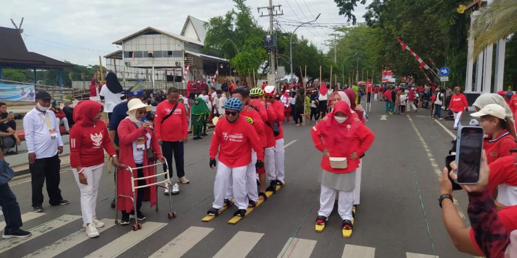 Bakiak, salah satu permainan tradisional yang diperlombakan. (foto : shn)