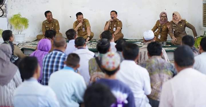 Walikota Banjarmasin Ibnu Sina didampingi, Sekdako Banjarmasin, Ikhsan Budiman serta Kepala Dinas Kominfotik, Camat Banjarmasin Utara dan Lurah Sungai Andai saat melaksanakan kegiatan Bamara di Balai Rakyat Sungai Andai. (foto : shn)