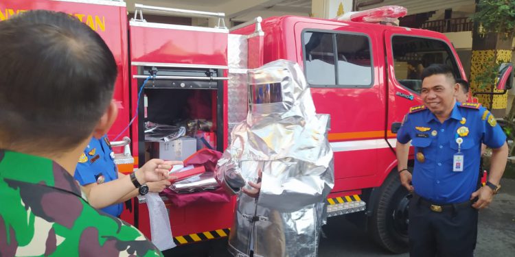 Mobil Damkar DPKP Banjarmasin saat ditapung tawar. (foto : shn)