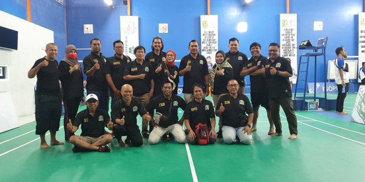 Tim Forwadek Banjarmasin berfoto bersama di Sapana Badminton Arena. (foto : istimewa)