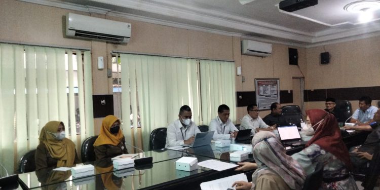 Komisi II DPRD Banjarmasin rapat bersama Direktur Bisnis Bank Kalsel Fachrudin dan jajaran di DPRD Banjarmasin. (foto : smr)