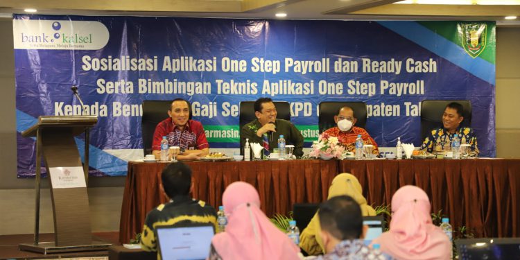 Bank Kalsel menyelenggarakan Bimbingan Teknis (BIMTEK) & Sosialisasi One Step 
Payroll dan Ready Cash ke SKPD Pemkab Tabalong. (foto : Humas Bank Kalsel)