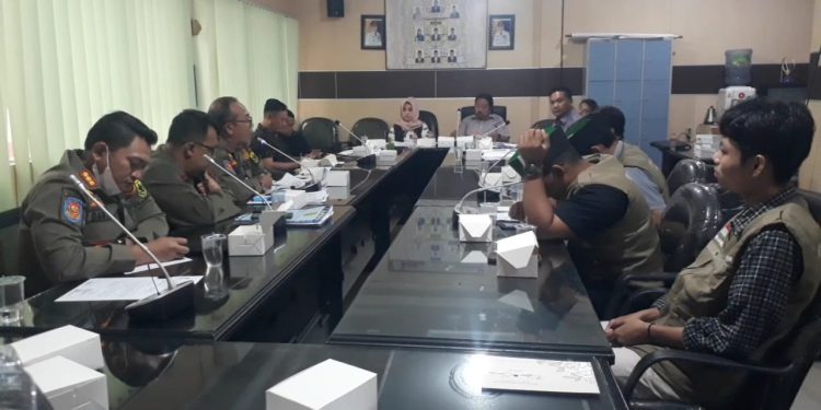 Rapat kerja Komisi I DPRD Banjarmasin dengan Satpol PP Banjarmasin sekaligus audensi dengan HMI Banjarmasin. (foto : smr)