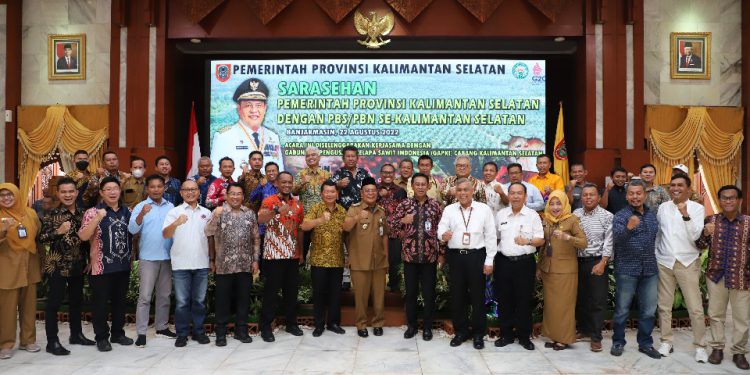 Gubernur Kalsel H Sahbirin Noor dan Dirut Bank Kalsel Hanawijaya dan peserta sarasehan berfoto bersama usai kegiatan. (foto : Humas Bank Kalsel)