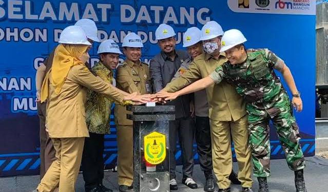 Walikota Banjarmasin H Ibnu Sina saat menekan tombol tanda dimulainya pembangunan proyek gedung baru DPRD Banjarmasin. (foto : Humas Pemko Banjarmasin)