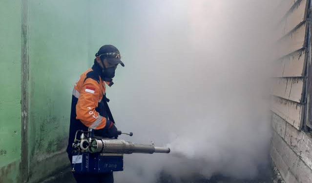 Upaya fogging untuk mengantisipasi nyamuk aedes aegypti berkembang biak.