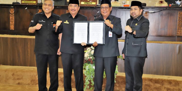 Ketua DPRD dan Gubernur Kalsel H Supian HK dan H Sahbirin Noor serta Dirut Bank Kalsel Hanawijaya berfoto bersama sambil menunjukkan Perda Bank Kalsel yang disahkan. (foto : istimewa)