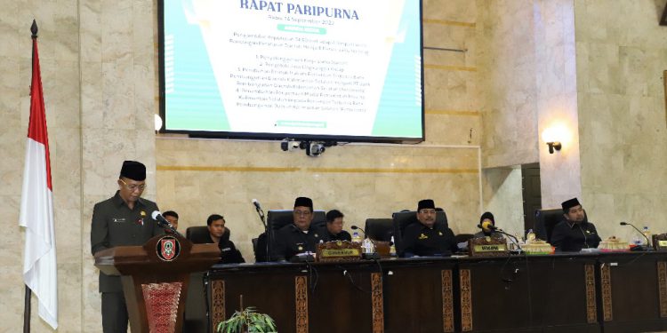 Rapat Paripurna pengesahan empat Raperda di DPRD Kalsel. (foto : ost)