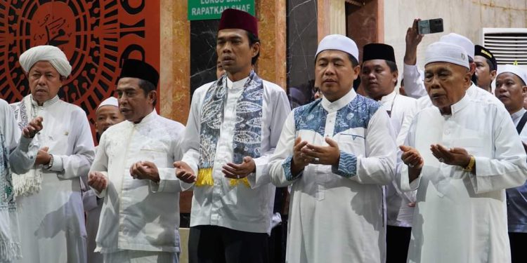 Walikota dan Wakil Walikota Banjarmasin H Ibnu Sina - Arifin Noor bersama Ustadz Abdul Somad saat Tabligh Akbar dalam rangka Harjad ke - 496 Banjarmasin.