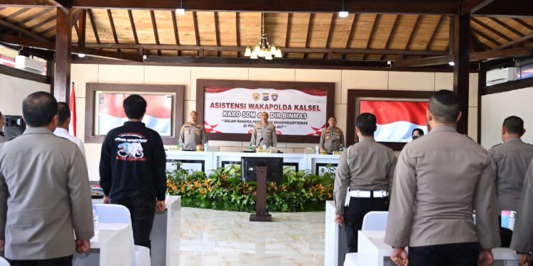 Asistensi penguatan Bhabinkamtibmas oleh Wakapolda Kalsel Brigjen Pol Mohamad Agung Budijono. (foto : istimewa)