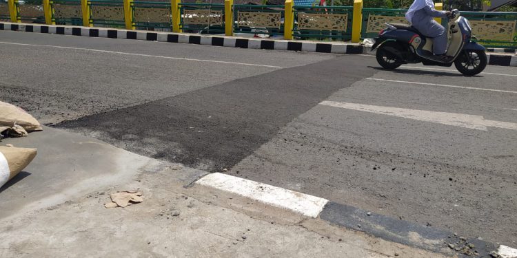 Oprit Jembatan Patih Masih atau HKSN yang diaspal, karena terjadi penurunan. (foto : shn)