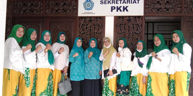 Pengurus IKWI dan TP PKK Kalsel berfoto bersama usai silaturahmi. (foto : istimewa)