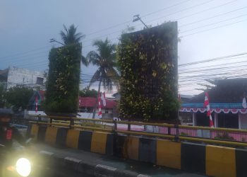 Rangka Besi Keropos, Taman Vertikal Membahayakan Dibongkar 