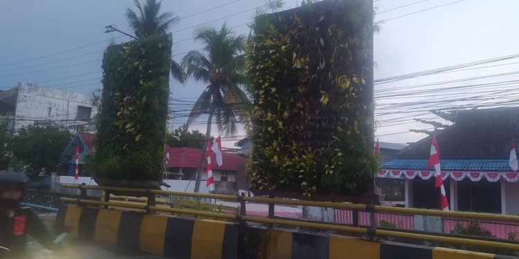 Taman vertikal di flyover yang akan dibongkar, karena rangka besi keropos dan dinilai membahayakan. (foto : shn)