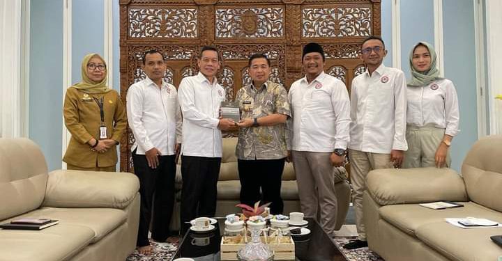 Walikota Banjarmasin H Ibnu Sina berfoto bersama audensi dengan KPID Kalsel. (foto : istimewa)