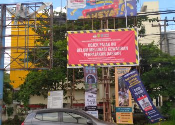 11 PBB, Hotel dan Dua Papan Reklame Dipasangi Stiker dan Spanduk Menunggak Pajak