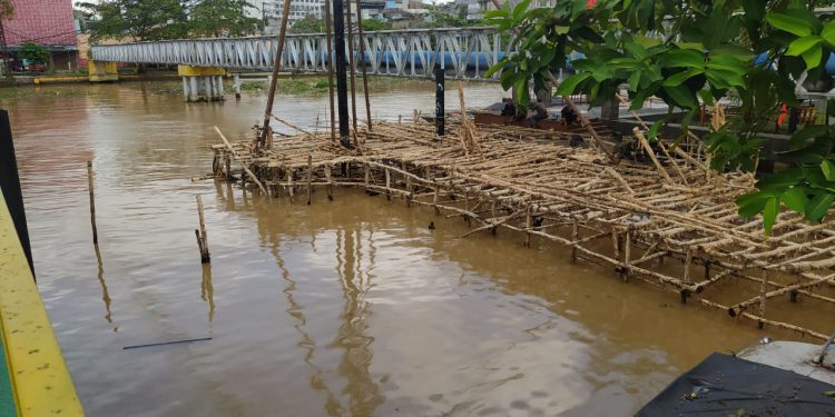 Proyek jembatan apung di Siring Tandean yang direkomendasikan Dewan untuk dihentikan. (foto : shn)