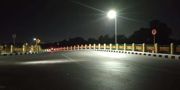 Kondisi penerangan Jembatan HKSN 'Patih Masih' yang masih gelap. (foto : shn)