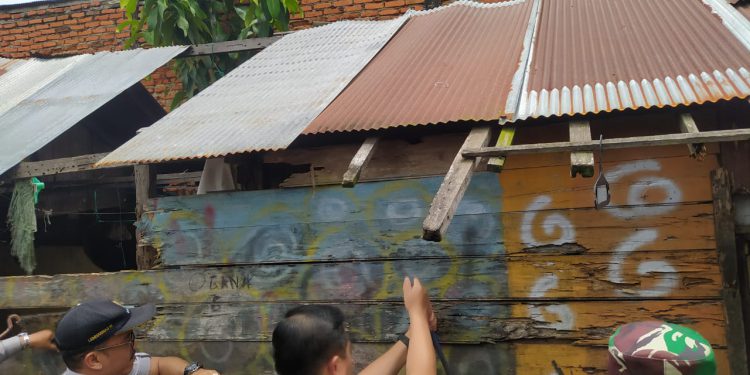 Walikota Banjarmasin H Ibnu Sina bongkar rumah warga tanda dimulainya program RS Rutilahu. (foto : shn)