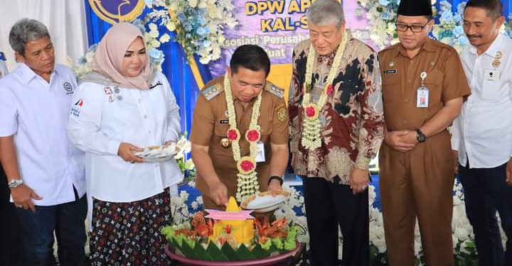 Walikota Banjarmasin H Ibnu Sina memotong tumpeng saat peresmian kantor DPW APBMI Kalsel. (foto : Humas Pemko Banjarmasin)