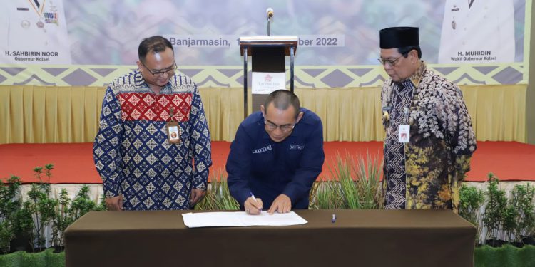 Gubernur Kalsel H Sahbirin Noor saat menyaksikan MoU Penguatan Focal Point. (foto : Humas Pemprov Kalsel)