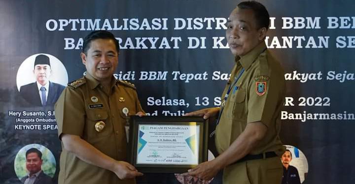 Walikota Banjarmasin H Ibnu Sina saat menerima sertifikat penghargaan. (foto : Humas Pemko Banjarmasin)