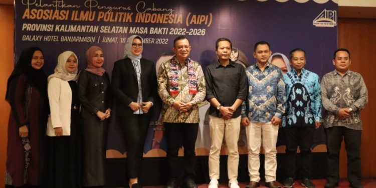 Ketua AIPI Kalsel Andi Tenri Sompa  dan jajaran pengurus berfoto bersama Ketua Umum AIPI Alfitra Salamm. (foto : shn)