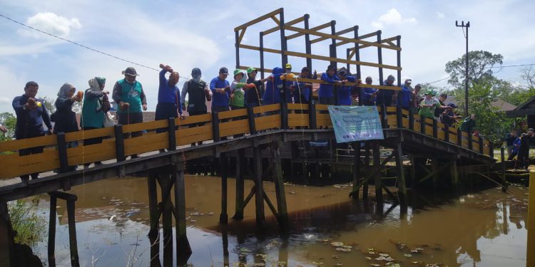 Wakil Walikota Banjarmasin H Arifin Noor bersama DLH dan komunitas warga menggelar aksi bersih-bersih di Sungai Biuku. (foto : shn)