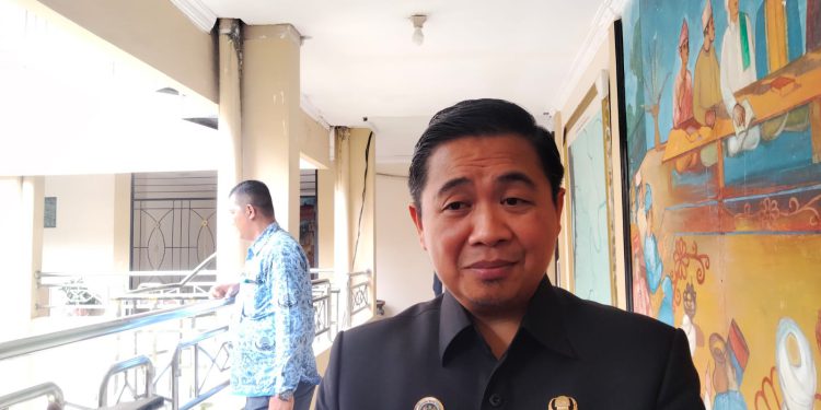 Walikota Banjarmasin H Ibnu Sina saat diwawancarai terkait penyertaan modal PTAM Bandarmasih di DPRD Banjarmasin. (foto : smr)