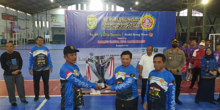 Walikota Banjarmasin H Ibnu Sina menyerahkan piala bergilir kepada panitia tanda dimulainya turnamen futsal. (foto : shn)