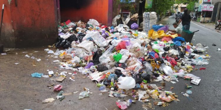 TPS yang sudah tak muat menampung sampah. (foto : shn)