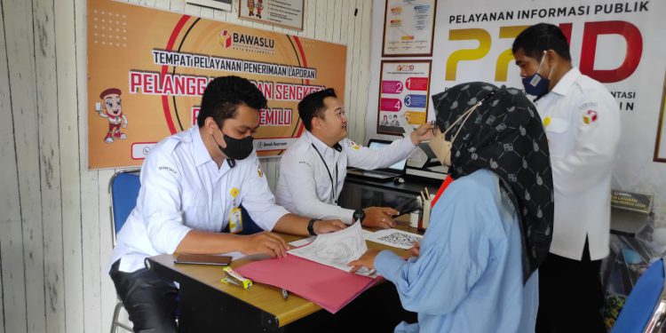 Salah satu calon peserta seleksi Panwascam saat mendaftar di Bawaslu Banjarmasin. (foto : sto)